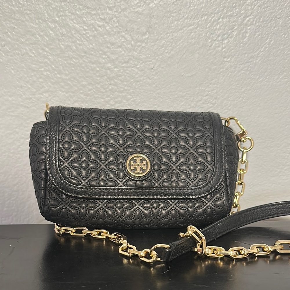 Chic Black Quilted Crossbody Bag with Gold Chain